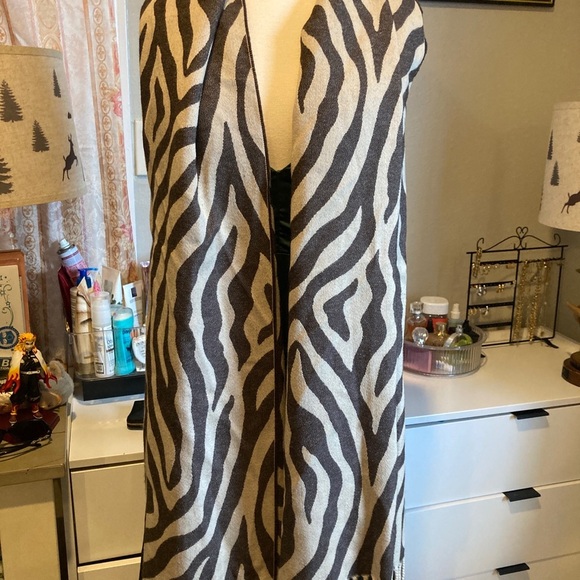 NEIMAN MARCUS Zebra Print Fringe - Picture 8 of 9